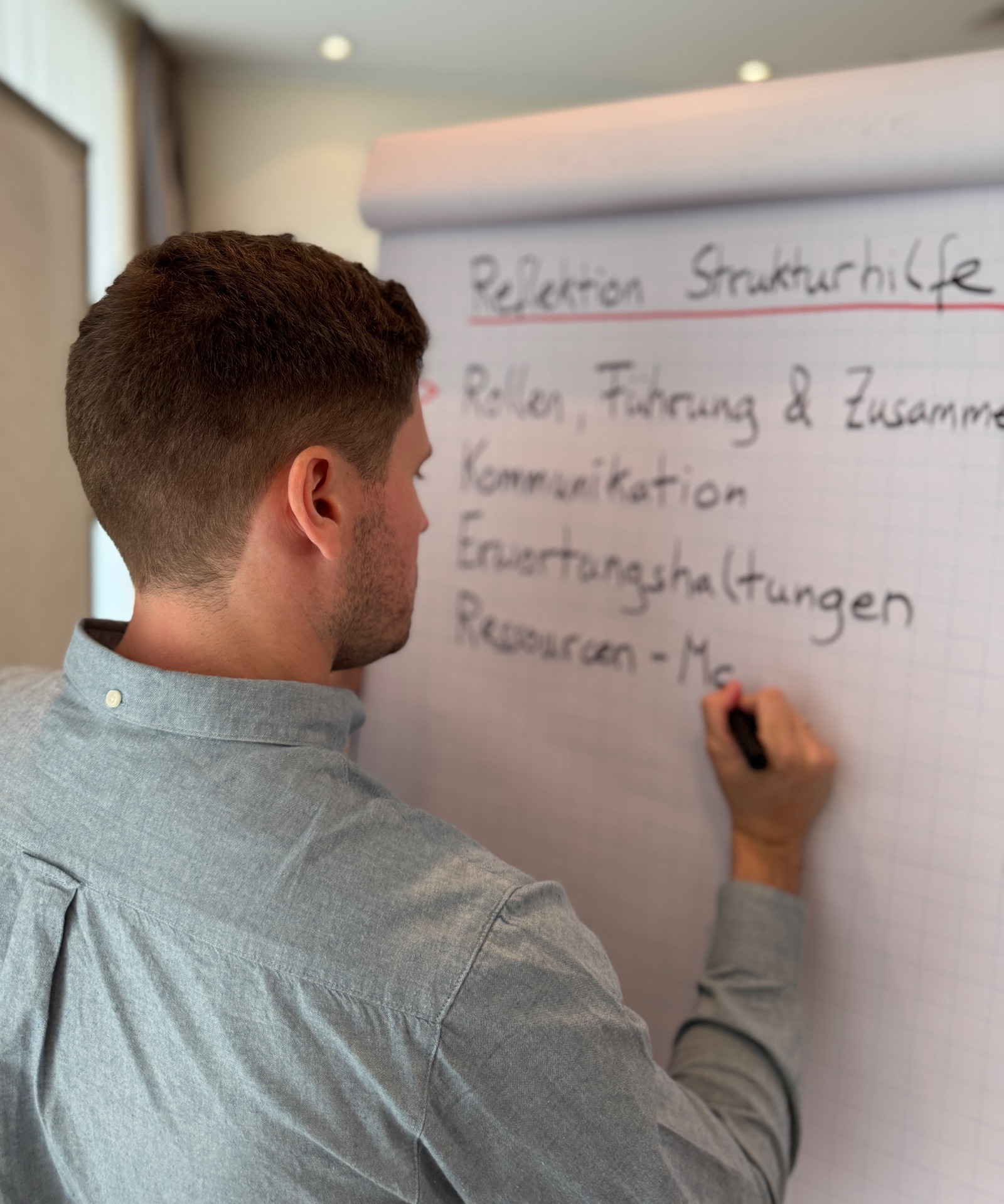 Christopher Prätsch am Flipchart während eines Workshops